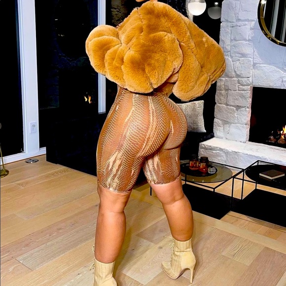 BRAND NEW LARGE FUR COAT - Picture 2 of 3